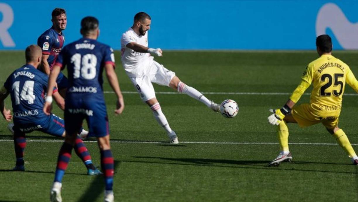 Karim Benzema también marcó con este disparo de zurda y fue el 2-0 del Real Madrid.