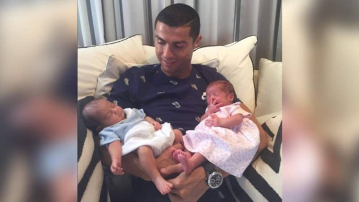 El polémico Cristiano Ronaldo tiene pareja (Georgina Rodríguez) pero todavía no decide casarse. Hay que destacar que el crack del Real Madrid tiene tres hijos por vientre de alquiler.