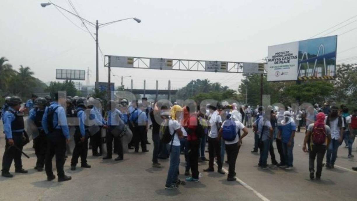 El paso quedó interrumpido parcialmente hacia el municipio de Puerto Cortés. Los Policías y estudiantes iniciaron un diálogo para evitar un desalojo por la fuerza.