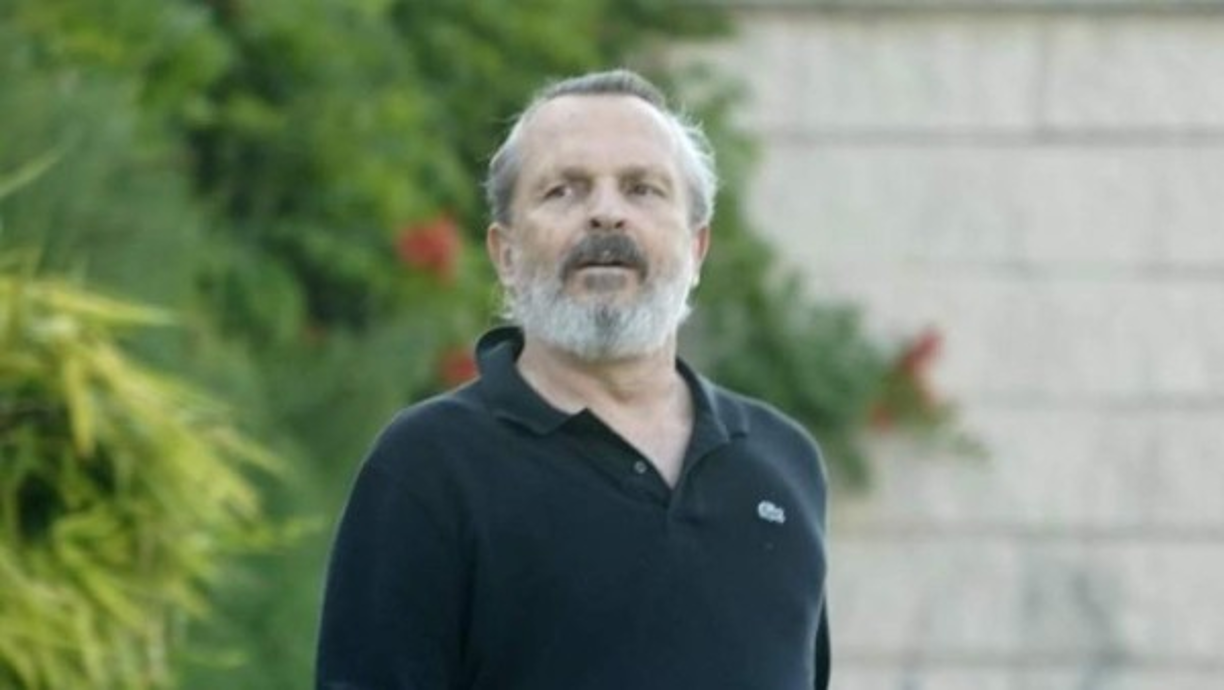 Según Mhoni Vidente, las polémicas declaraciones de Miguel Bosé sobre el tema del coronavirus y su posible vacuna, han provocado molestia en un grupo de personas con mucho poder que no lo quieren con vida.