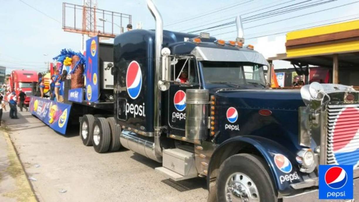 Las carrozas en la avenida San Isidro están listas para que las personas disfruten de la animación, música y euforia que sale desde ellas.