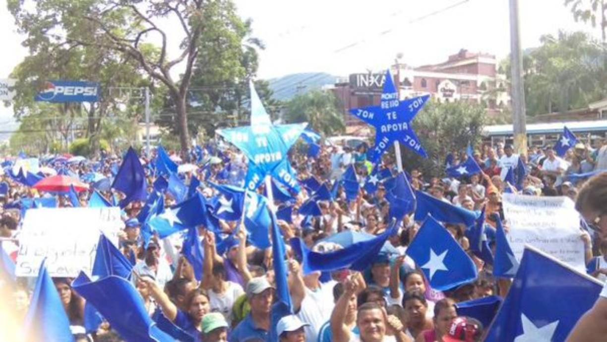 Nacionalistas marchan por avenida Circunvalación de San Pedro Sula.