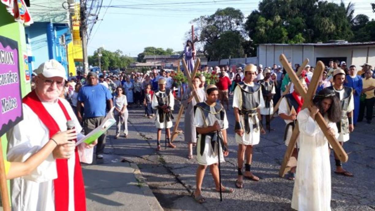 En cada estación se reflexiona los pasajes bíblicos más importantes de la pasión de Cristo.