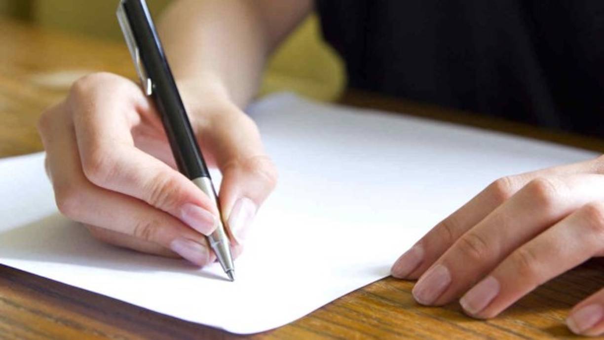 Una tradición que se cumple en varios países es la de escribir los deseos de preferencia con tinta roja, algunas personas las colocan en una ventana y otros los queman.