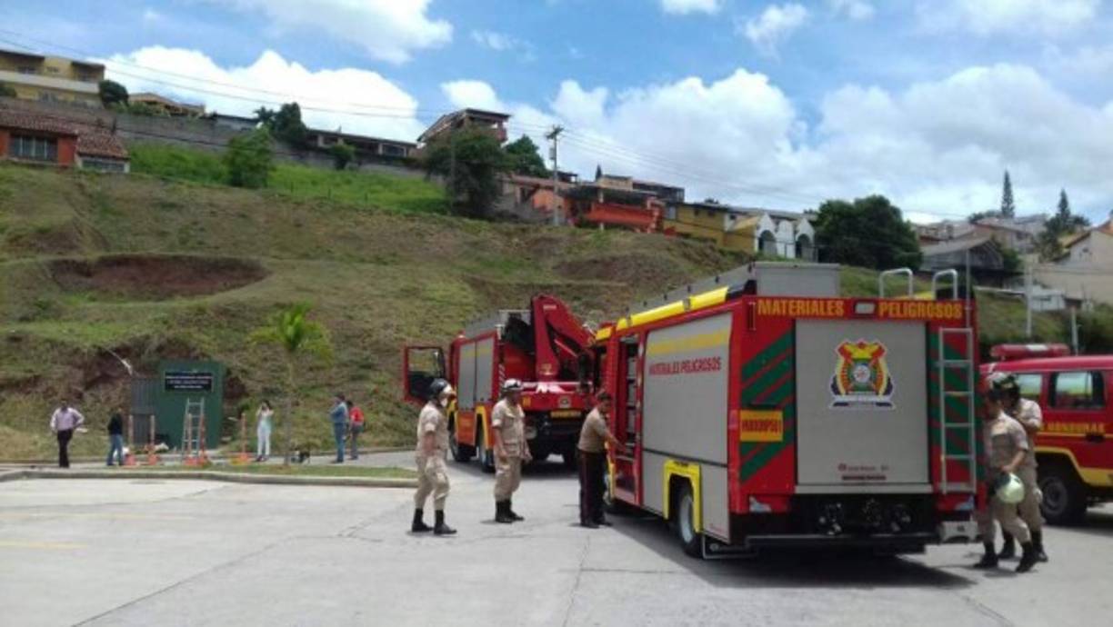 Una persona murió este martes al supuestamente caer y quedar atrapada en una alcantarilla de un mall en Comayagüela, ciudad gemela de Tegucigalpa, capital de Honduras. 'Se confirma persona fallecida dentro de acueducto mall', informó escuetamente el Cuerpo de Bomberos de Honduras a través de un mensaje de texto. El hecho ocurrió en las cercanías al bulevar de las Fuerzas Armadas de Honduras en el estacionamiento de un centro comercial. Hasta ese lugar se desplazaron varios miembros del Cuerpo de Bomberos de Honduras para intentar rescatar a esta persona.