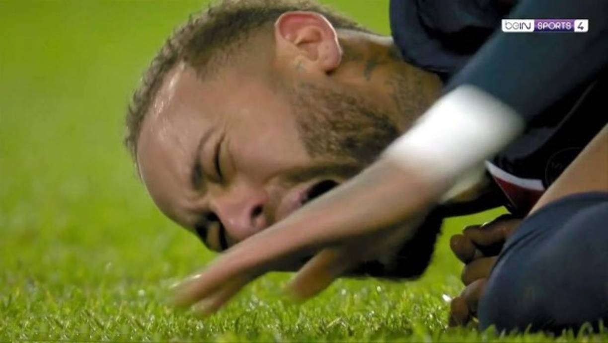 Así lloraba Neymar en el campo luego de la falta.