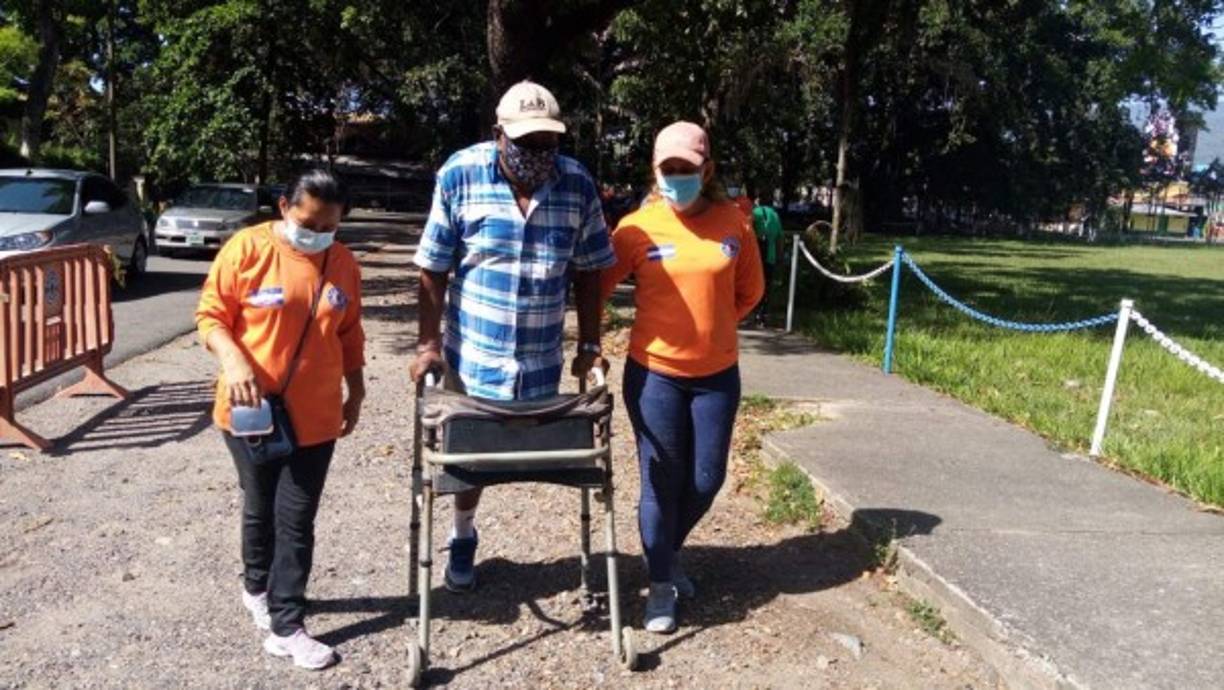 En ciudades como San Pedro Sula, la jornada se desarrolla en total orden en diferentes puntos , entre ellos, la 105 Brigada, donde las autoridades de salud iniciaron desde horas tempranas con la vacunación en adultos entre 50 a 59 años.