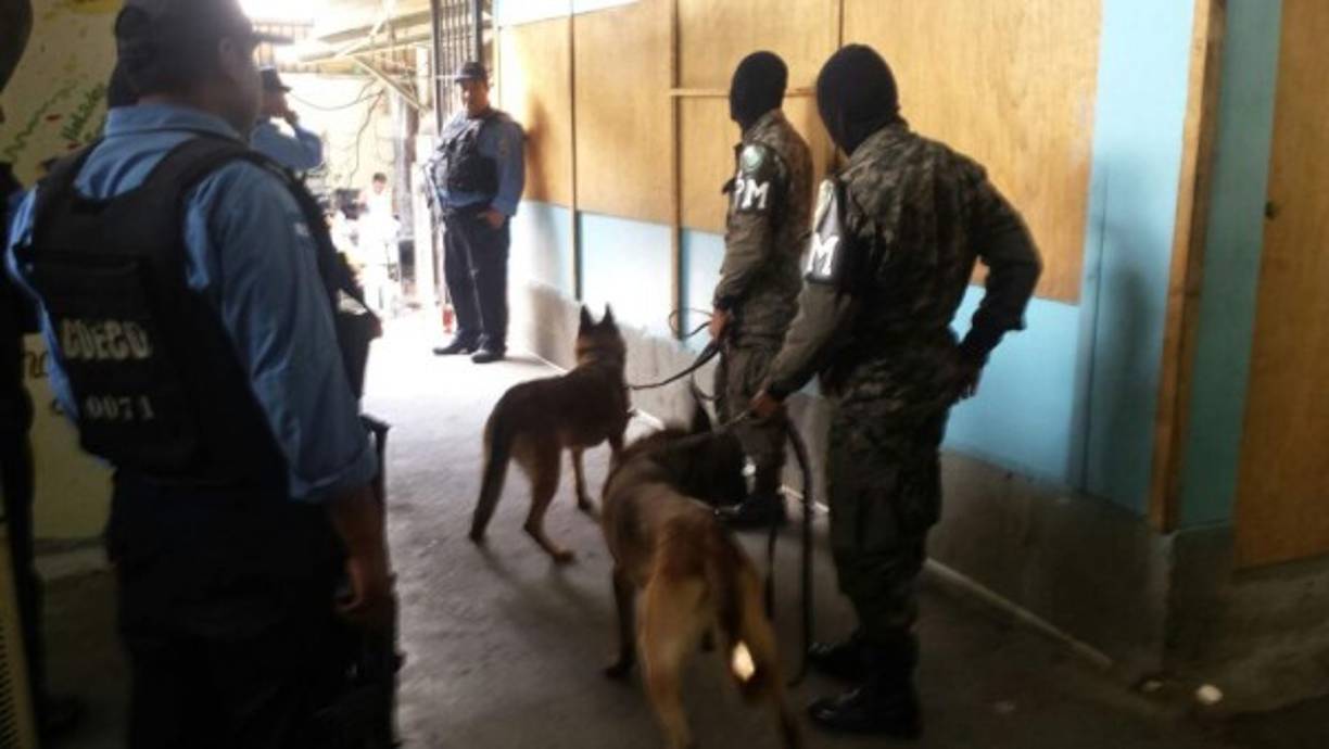 Un arma de fuego, teléfonos celulares, dinero, machetes, destornillares, un router y controles remoto en el Centro Penal de San Pedro Sula después que los reclusos se amotinaran durante la madrugada tras un apagó de energía eléctrica.