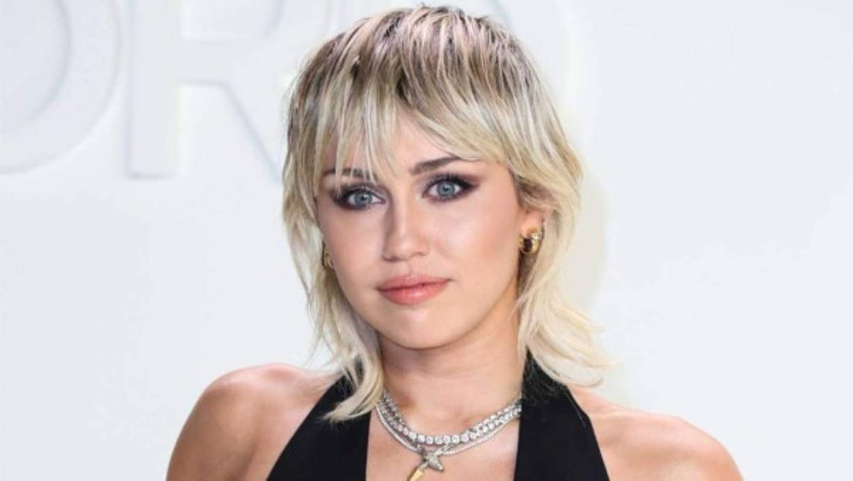 La canción 'Party in the U.S.A' de Miley Cyrus se convirtió en el himno de la victoria para festejar el anuncio del nuevo Presidente, al grado de que Twitter Chart Data informó que el sencillo se colocó dentro de la lista iTunes Top 200 en los Estados Unidos y varias estaciones de radio la reprodujeron. '¡Ahora ESTO es una FIESTA EN EU! @JoeBiden @KamalaHarris', escribió Cyrus en Twitter.<br/>