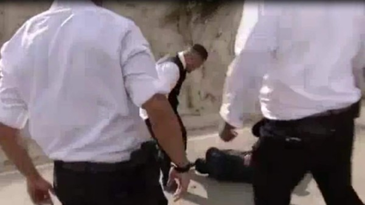 Un video divulgado por Univision, muestra al camarógrafo Jorge Ortega en el piso, mientras un guardia lo escupe en la cara.