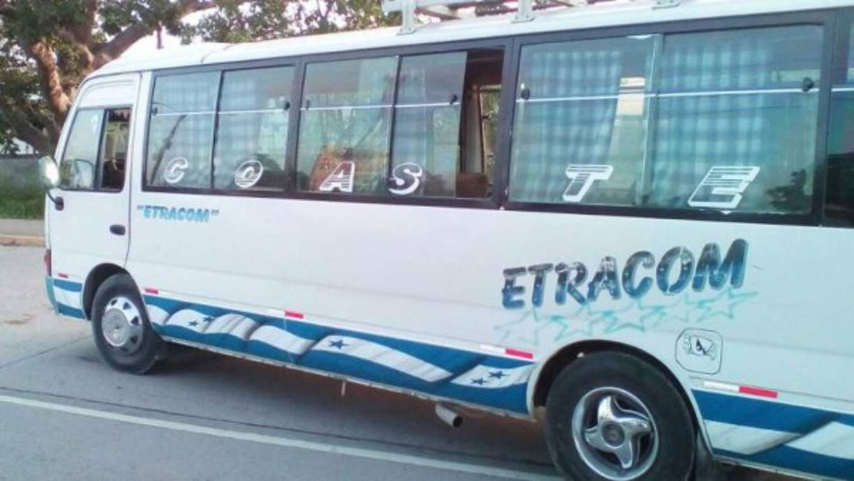 El conductor de un bus rapidito fue asesinado a balazos este jueves en la carretera principal que conecta las ciudades de La Lima y San Pedro Sula, zona norte de Honduras. La víctima fue identificada por las autoridades como Óscar Francisco Guzmán. La Policía Nacional de Honduras capturó al hechor que supuestamente disparó contra el chofer de la unidad de transporte público. Una cinta amarilla fue puesta alrededor del bus que cubre la ruta Planeta-San Pedro Sula. La persona sospechosa de ser el asesino es Nilson Gerardo Bonilla González, informó la Policía.