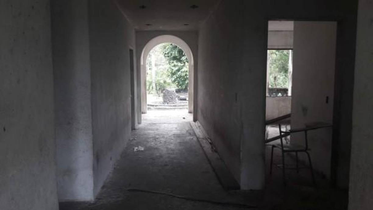 La construcción de la majestuosa casa comenzó hace más de 20 años, pero de acuerdo a los celadores, el dueño de la propiedad quedó en quiebra y no pudo terminar el proyecto.
