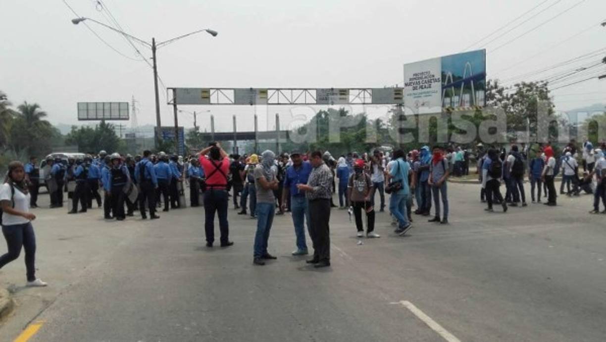 En la protesta hay presencia de algunos padres de familia que muestran preocupación porque nuevamente la protesta se salga de control y termine en una represión policial.