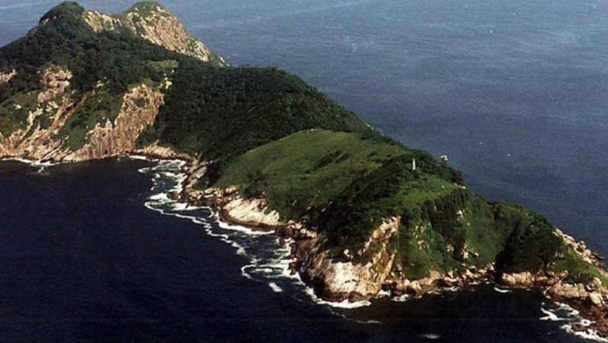 La Isla de Queimada Grande, en las costas de Brasil, sería el paraíso perfecto para aventureros y turistas... si no hubiera sido colonizada por tantas serpientes.