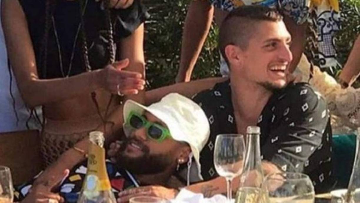 Neymar aprovechó las últimas horas de las vacaciones -forzadas por el coronavirus- para irse con su amigo y compañero Marco Verratti a una de las localidades fiesteras por excelencia en Europa: Saint-Tropez.