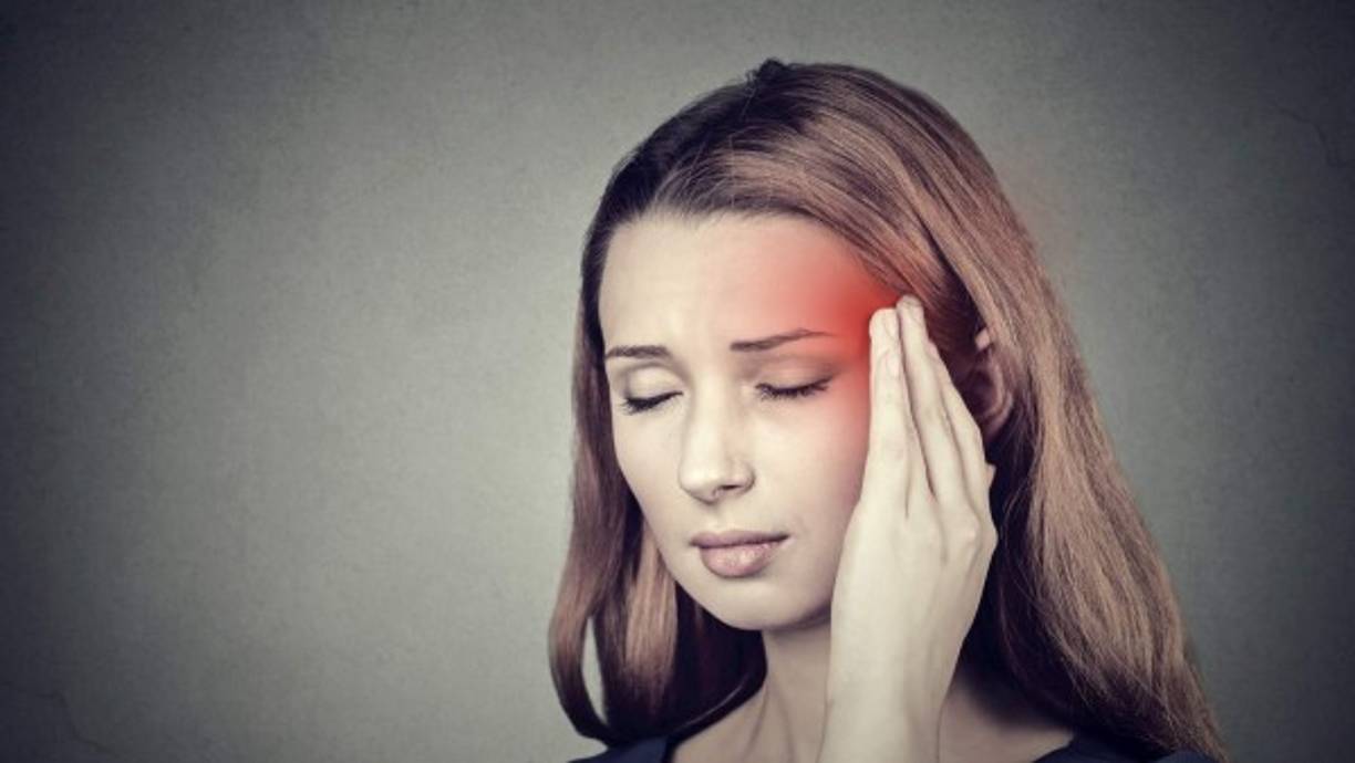 El dolor de cabeza incluso puede causar náuseas, vómitos y malestar general. Prueba algunos de estos remedios caseros y naturales para eliminar la tensión y los dolores de cabeza como migrañas o jaquecas.<br/><br/>