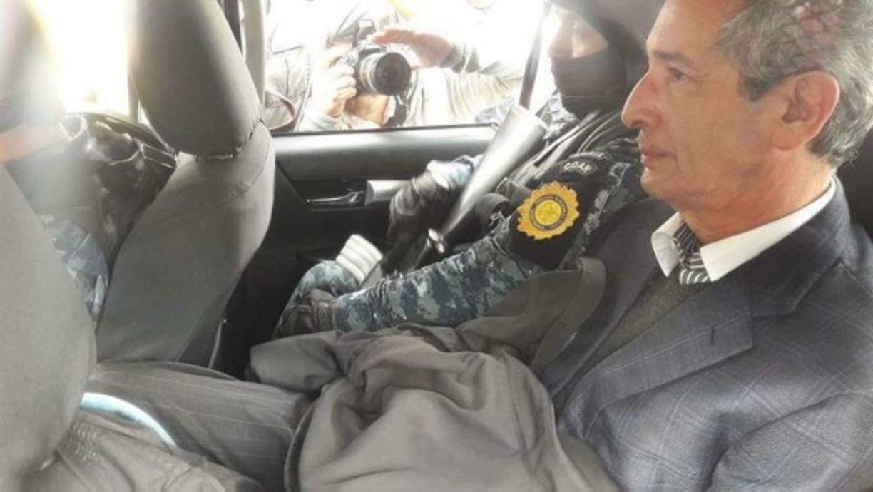 Colom es acusado de fraude y peculado en la compra millonaria de cientos de autobuses para brindar el servicio en varias zonas de la capital en 2009, detalló.