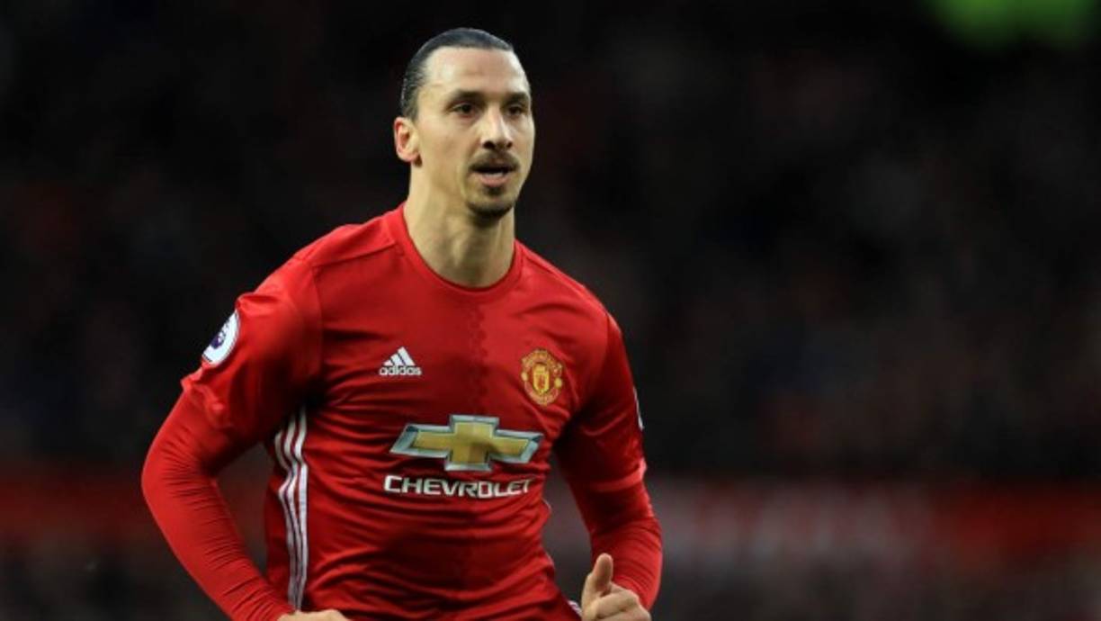 Zlatan Ibrahimovic, que se está recuperando de una grave lesión, ha asegurado a los medios que en breve se sabrá dónde juega la próxima temporada. 'Pronto habrá un anuncio muy grande', ha dicho en declaraciones recogidas por el Daily Express.