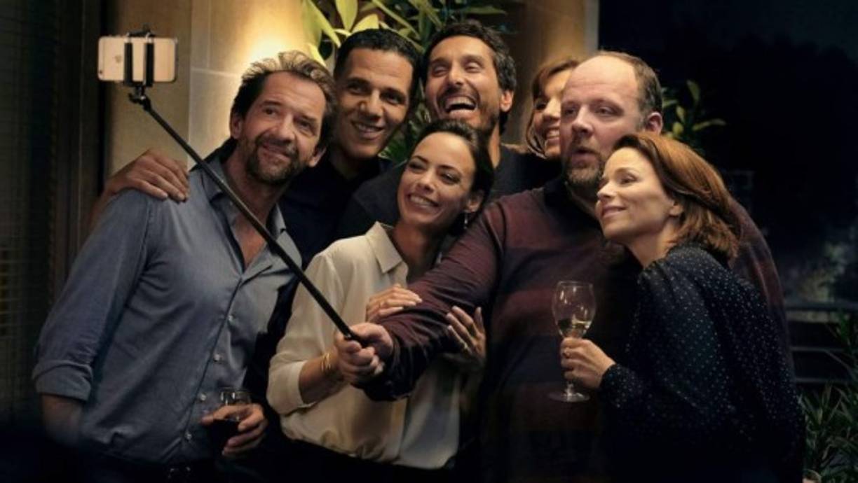 Plus- Nothing to Hide<br/>Críticas- 80%Rotten Tomatoes 7.3/10IMDb<br/><br/>Durante una cena, siete amigos deciden jugar un juego peligroso. Los asistentes colocan sus teléfonos celulares sobre la mesa y aceptan hacer públicos todos los textos, mensajes y llamadas para probar que no tienen nada que ocultar.<br/><br/>¿Jugarías esto en la cena familiar?<br/>