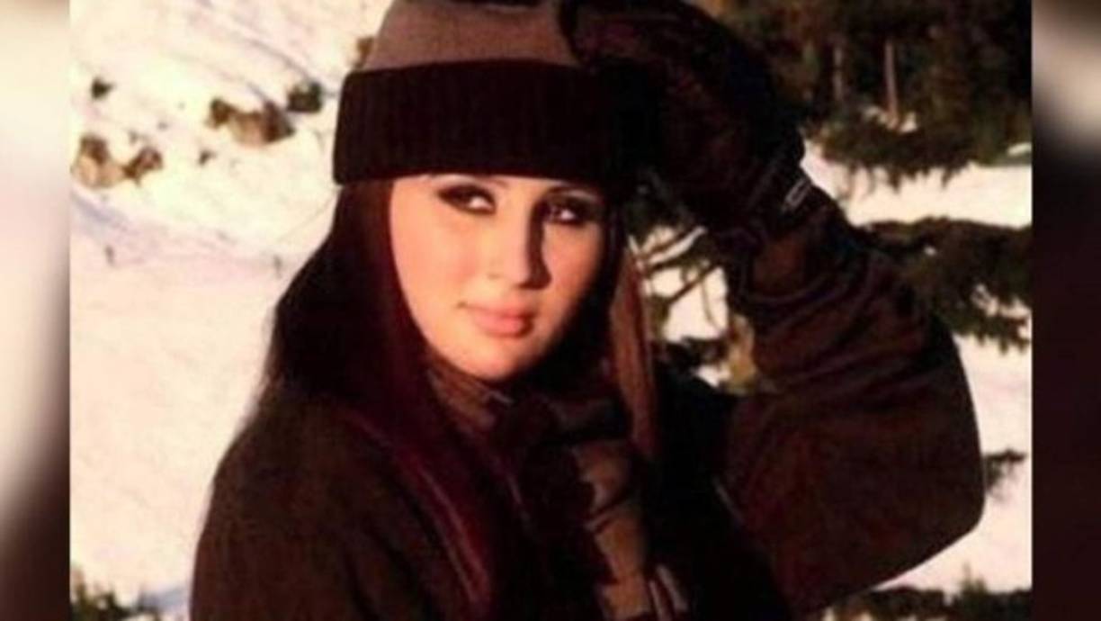 Alejandrina, una médico cirujana de 32 años, es la cuarta hija del Chapo Guzmán con su primera esposa, Alejandrina Salazar, con la que tuvo otros tres hijos, Iván Archivaldo, Jesús Alfredo y Cesar Guzmán.