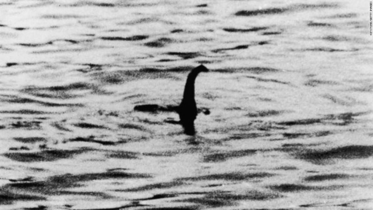 EL MONSTRUO DEL LAGO NESS.<br/>Este misterio sostiene que esta legendaria criatura habita el lago escocés aunque nunca se ha encontrado rastro del escurridizo monstruo que, se cree, podría ser un descendiente moderno de una especie extinta de dinosaurio acuático llamada plesiosaurio. Para otros, no es más que un ardid publicitario para atraer turismo a la zona, aunque se siguen reportando avistamientos, si bien no tan famosos como el de la fotografía aquí presentada.