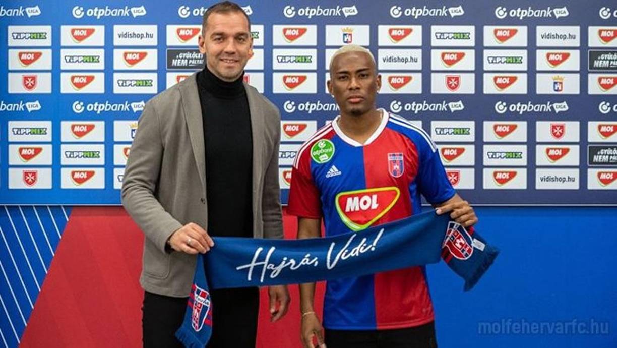 El centrocampista hondureño Deiby Flores dejó el Panetolikos de Grecia y fue presentado por el Fehérvár de Hungría como su nuevo fichaje. El exjugador del Olimpia sorprendió al salir del Panetolikos, donde era uno de los habituales titulares.