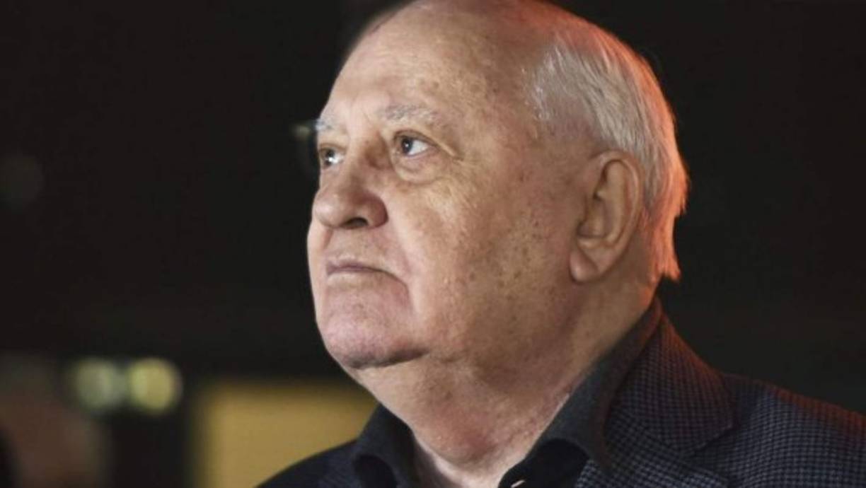 Contrario a los partidarios de Putin, Ruslán Jasbulátov, antiguo presidente del Parlamento ruso considera que Gorbachov no es ningún traidor. Era un político honesto. En tal caso, el KGB es igual de culpable de la caída de la URSS.