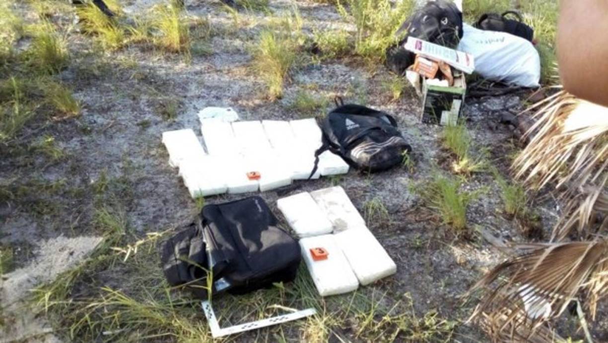 Al menos 14 kilos de supuesta cocaína le fueron decomisados a los dos sujetos.