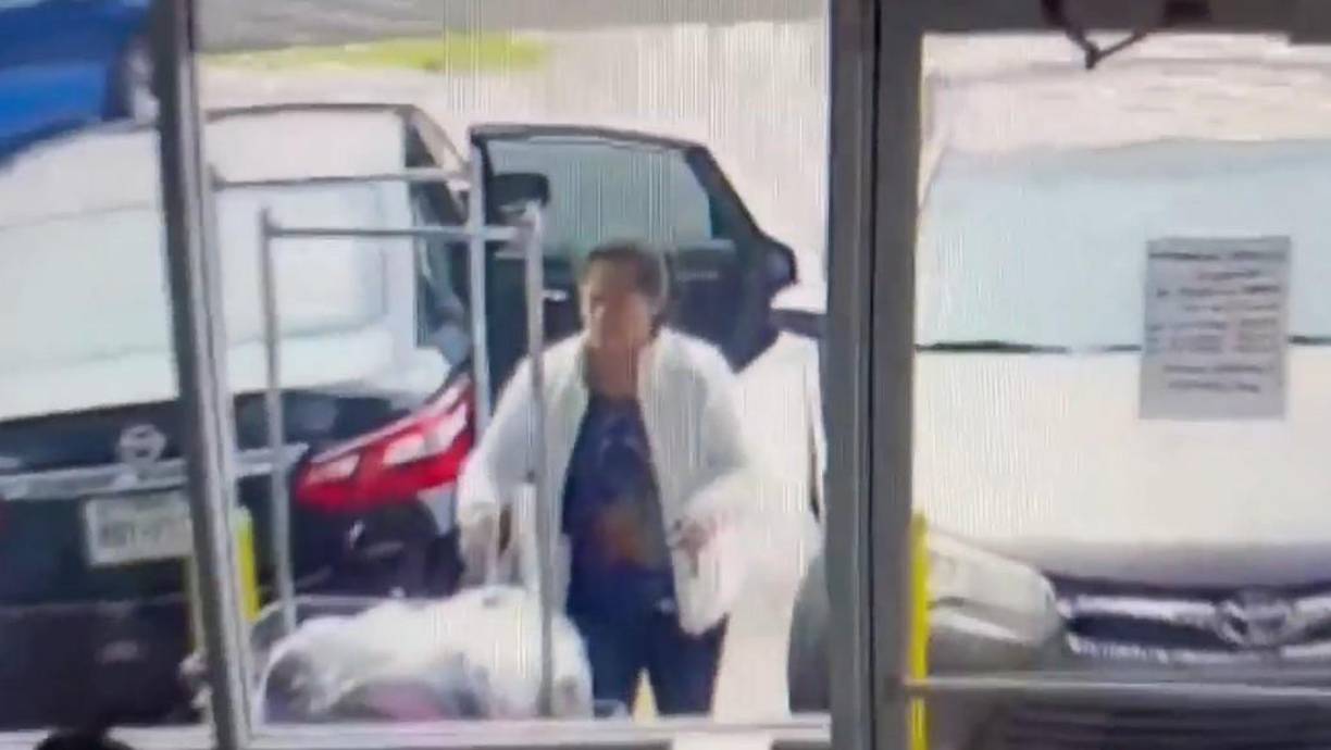 En un video que fue hecho público, la dama ingresa a la lavandería y luego se pierde la pista de ella.