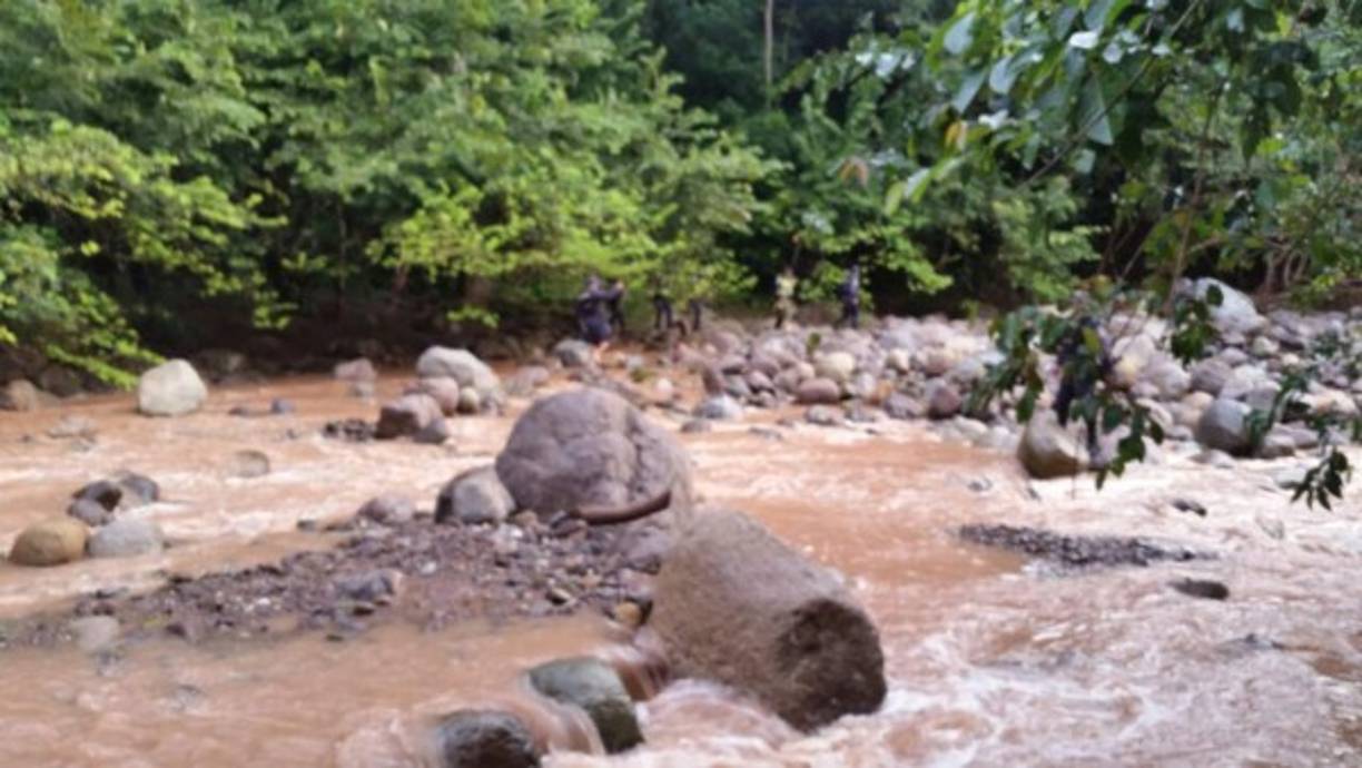 Las autoridades hondureñas rodean la orilla del río Aguagua en la aldea Caulotales en el municipio de Arada en el sur de Santa Bárbara, Honduras en búsqueda de los cuerpos de María José Alvarado Muñoz, Miss Honduras Mundo, y su hermana Sofía Trinidad.