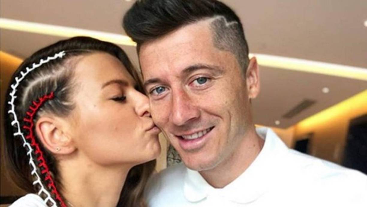 Robert Lewandowski: El polaco junto a su esposa donaron un millón de euros.