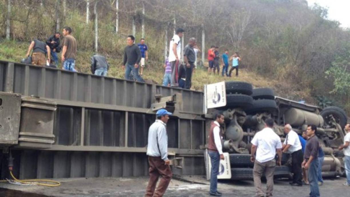 La rastra se volcó luego de impactar con el bus en el que viajaban entre 60 y 70 personas.