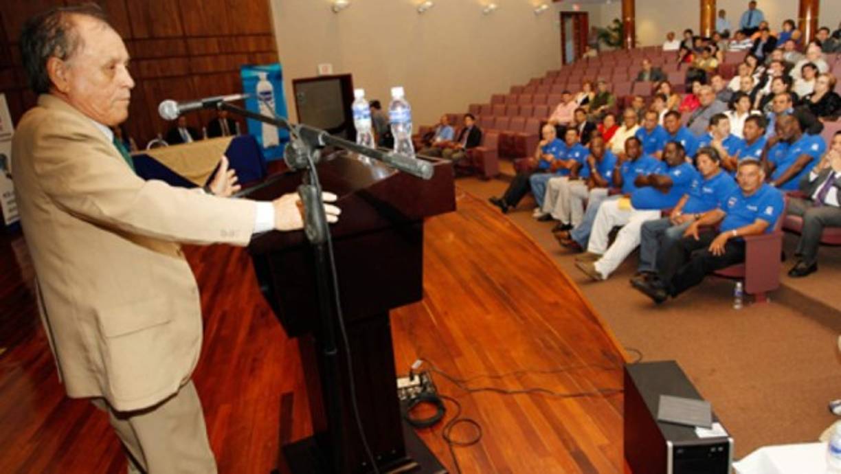 José de la Paz Herrera mientras presentaba su película.