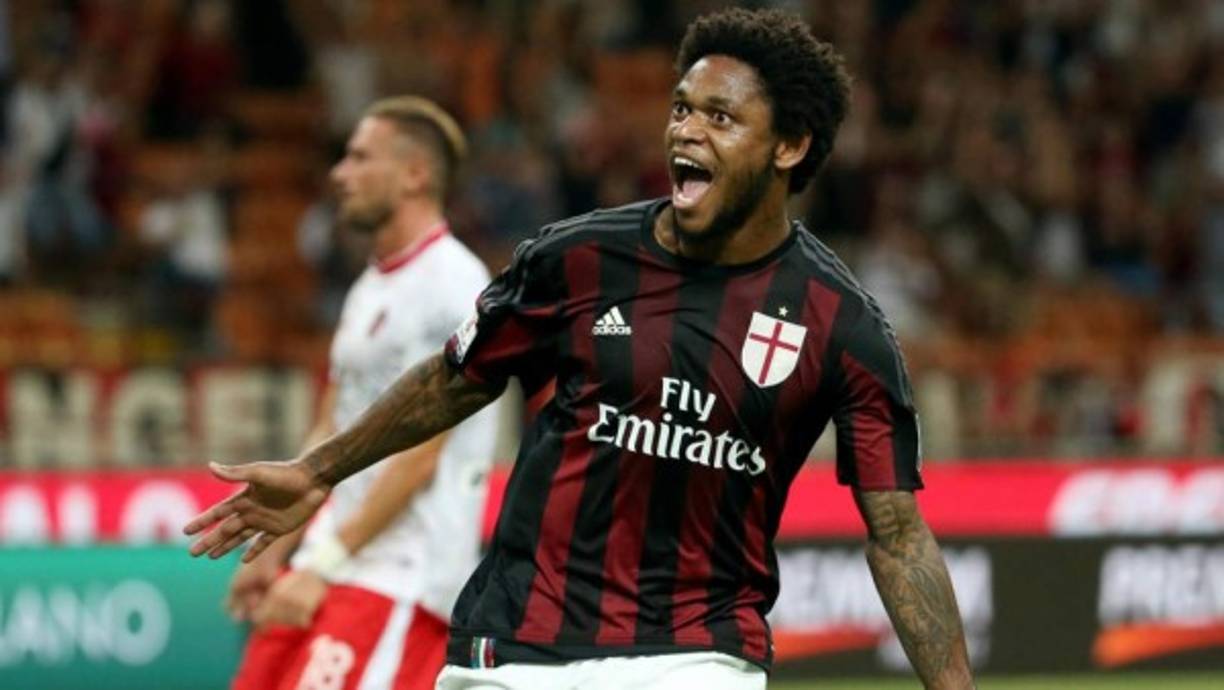 El delantero brasileño Luiz Adriano no cuenta mucho para el Milan y el más probable es que abandone la disciplina rossonera en el próximo mercado de invierno. Luiz Adriano sólo ha jugado 120 minutos en toda la temporada y según Il Corriere della Sera, el Spartak de Moscú está interesado en su fichaje. El club ruso ya ha mantenido conversaciones con el conjunto italiano y su salida dependerá de él.