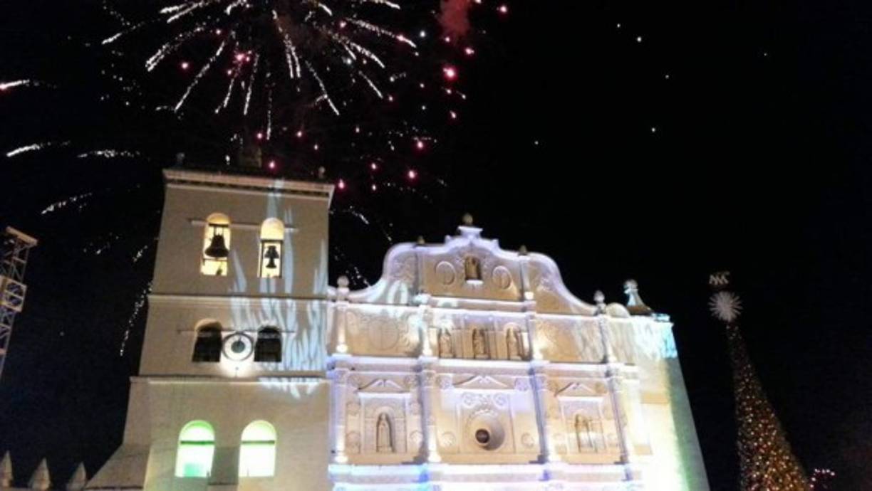 El espectáculo de luces brilló sobre la fachada de la antigua iglesia colonial.
