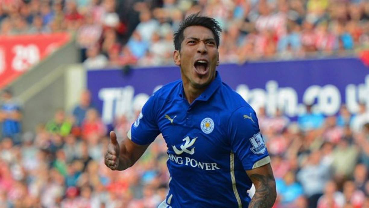 Claudio Ranieri, entrenador del Leicester City, ha asegurado este jueves que el club no va a permitir la salida del argentino Leonardo Ulloa hasta que no se fiche a un delantero que lo reemplace. El Alavés ha hecho una oferta por el argentino.