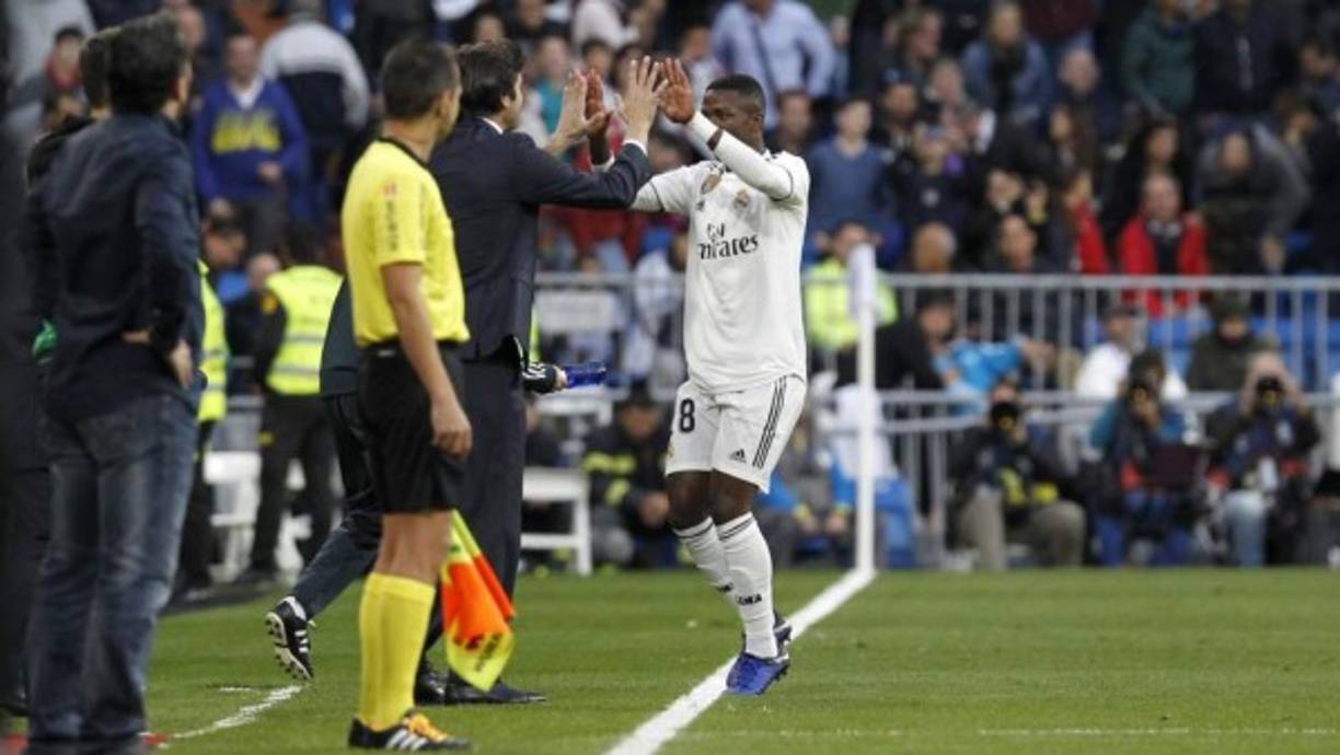 Vinicius celebró con Santiago Solari tras el autogol del Valladolid.
