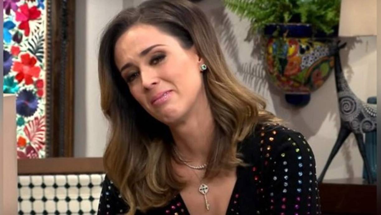 'Cuando viví ese duelo, cuando mi marido me platicó todo, porque a mí me durmieron cuando estaba pariendo en la césarea. Entonces yo empecé a preguntar '¿qué pasa? ¿qué pasa con Martín?'. Me durmieron porque me vieron tan mal y yo con la panza abierta, entonces hasta después me enteré', comentó la actriz en el programa de Televisa.