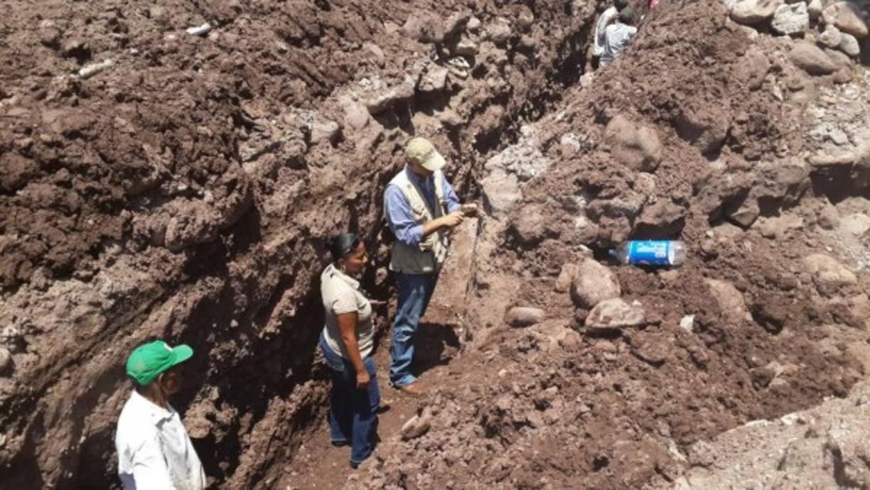Durante los trabajos de excavación para la instalación de una tubería los pobladores descubrieron fragmentos de vasijas de barro que pertenecieron al pueblo lenca.