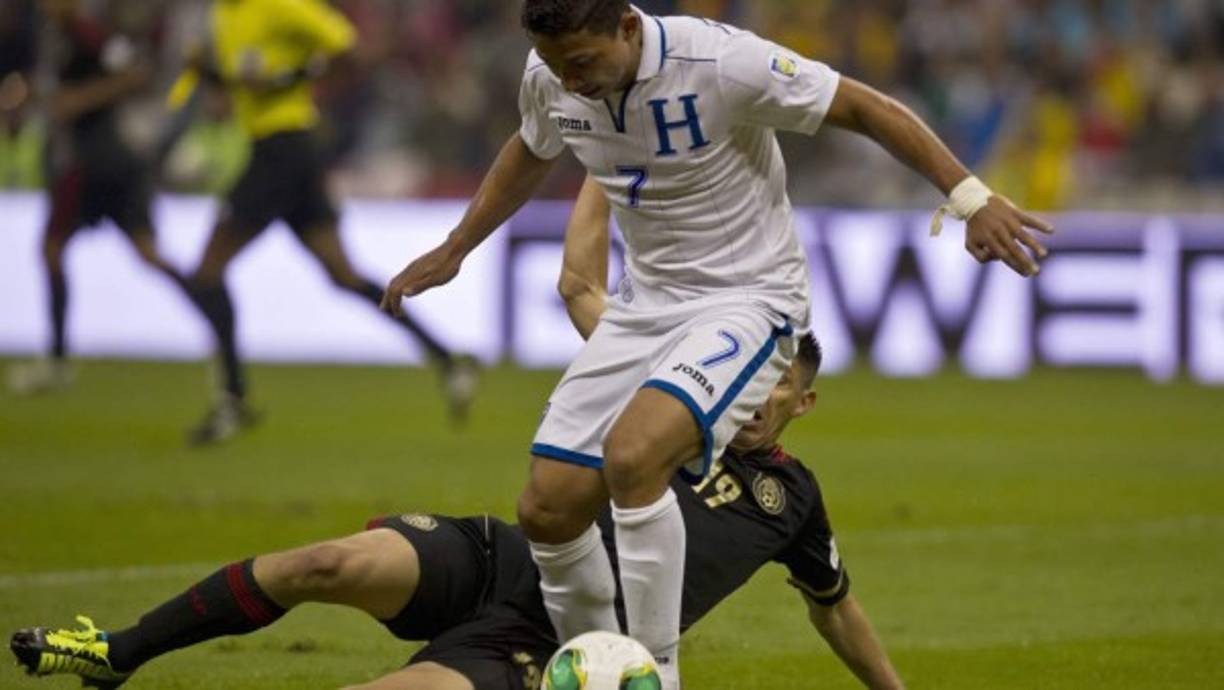 Izaguirre defendió la camisa de la Selección de Honduras en 111 ocasiones; marcó en 5 veces y se consolidó siempre como un vital de los seleccionadores. Estuvo presente en el hito de la Bicolor en el Estadio Azteca en 2013.