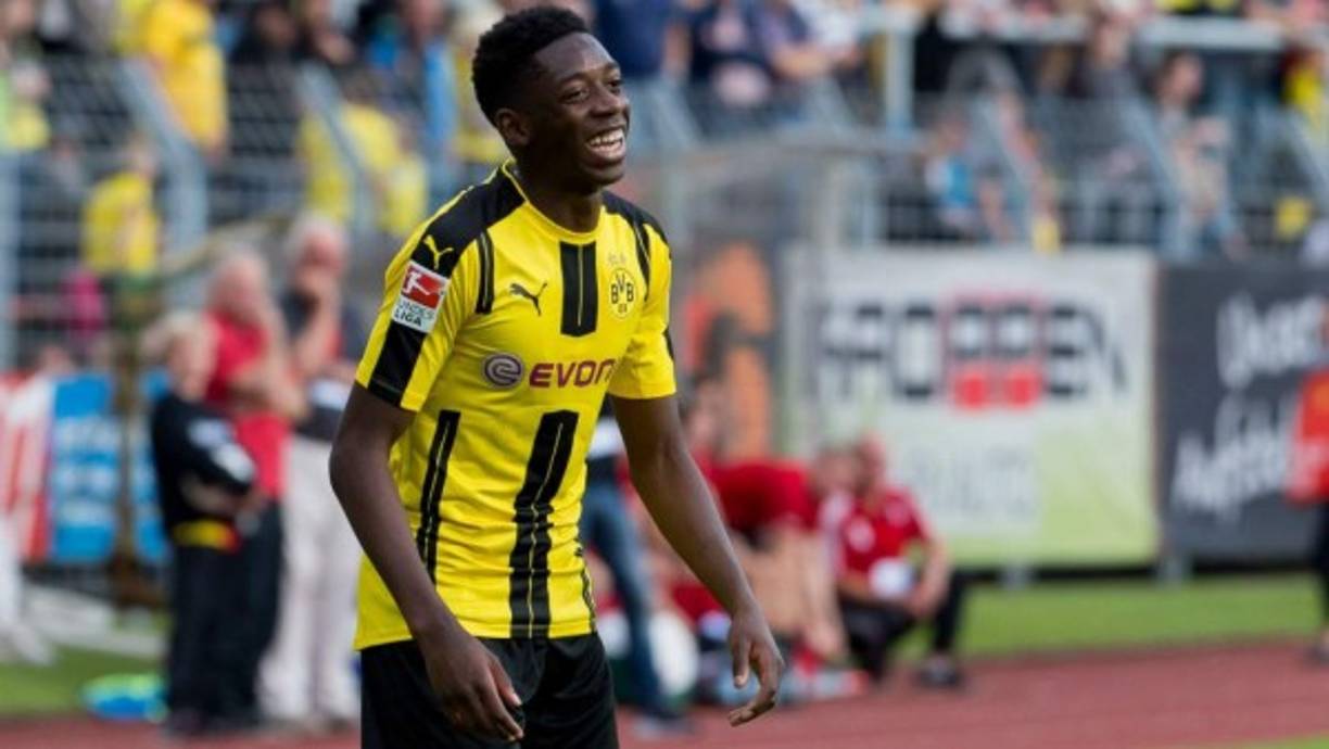 Ousmane Dembélé sonó con fuerza la pasada temporada para reforzar la delantera del FC Barcelona, pero finalmente terminó decidiéndose por el Borussia Dortmund, un año después, es titular indiscutible con el club germano. Según afirma Mundo Deportivo, con el nuevo sistema de juego azulgrana, 3-4-3, el extremo francés tendría hueco en el once titular del conjunto culé, pero no deja de ser una apuesta de futuro ya que tan sólo tiene 19 años y el equipo alemán lo tiene muy bien atado. El secretario técnico del Barça sabe que tiene que mejorar el ataque la próxima temporada y que Paco Alcácer no es suficiente para sustituir con garantías a la poderosa 'MSN'.