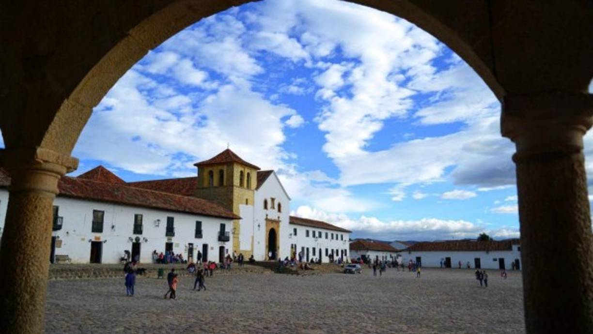 Ciudad colonial y tecnológica<br/><br/>Artesanías, naturaleza, buena mesa, romanticismo… y ahora fibra óptica y Big Data.<br/><br/>Esa es la apuesta de Villa de Leyva (centro), uno de los pueblos coloniales más bonitos de Colombia, para reactivar el turismo y ofrecer mayor variedad a sus visitantes.<br/><br/>Además de facilitar la comunicación para los viajeros, se “implementará 'Luca Turismo', una plataforma con un panorama en tiempo real de la afluencia turística en la ciudad, algo de particular ayuda para las empresas del sector.<br/><br/>Villa de Leyva busca convertirse en la primera ciudad de Colombia en el uso de tecnologías innovadoras para analizar el comportamiento turístico como lo hizo Guadalajara, que no era de los sitios más visitados de México y ahora, en parte gracias al análisis de datos, tendrá un vuelo directo a Madrid.<br/><br/>Así, espera ofrecer atractivos más allá de su plaza empedrada, que con más de 14.000 metros cuadrados es una de las más grandes de América.<br/>