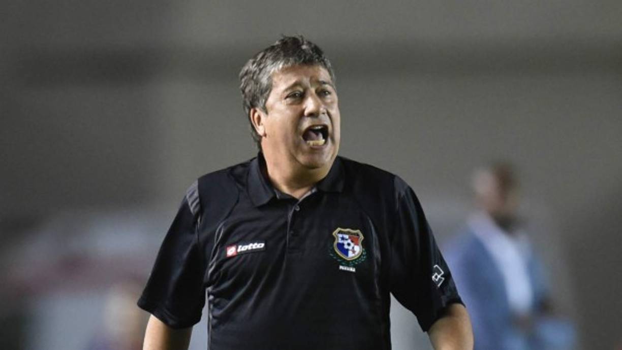 Hernán Darío Gómez, El 'Bolillo', se toma unos 'traguitos' antes de volar para calmar su ansiedad.