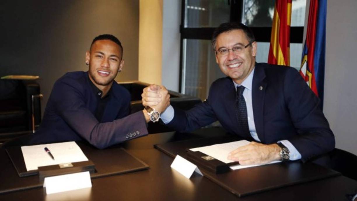 Josep Maria Bartomeu, presidente del FC Barcelona, habló de la posibilidad de que Neymar pueda volver al club azulgrana. 'Por supuesto volvería a fichar a Neymar otra vez. Lo disfrutamos varias temporadas y ganamos Ligas, una Champions. Este verano ya no, no sé que deben pedir por su fichaje. No creo que quieran venderlo', dijo.