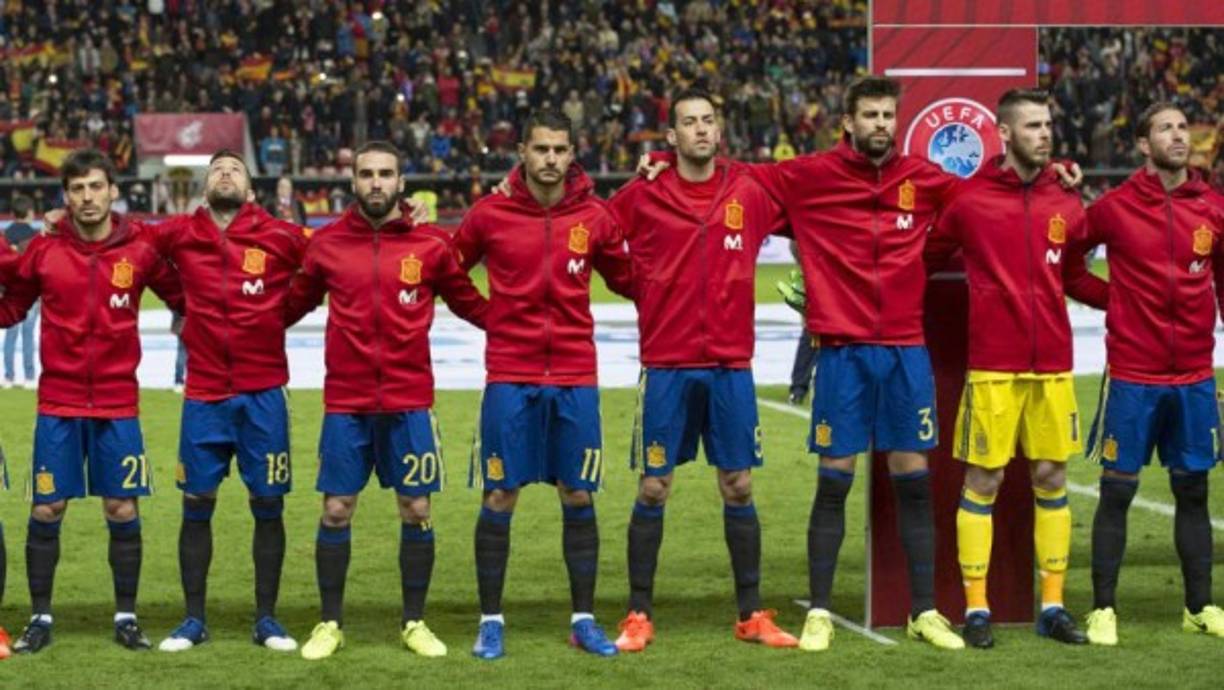 Moscow (Russian Federation), 01/07/2018.- Supporters of and Spain Russia prior the FIFA World Cup 2018 round of 16 soccer match between Spain and Russia in the FIFA Fan Fest area in Moscow, Russia, 01 July 2018. (RESTRICTIONS APPLY: Editorial Use Only, not used in association with any commercial entity - Images must not be used in any form of alert service or push service of any kind including via mobile alert services, downloads to mobile devices or MMS messaging - Images must appear as still images and must not emulate match action video footage - No alteration is made to, and no text or image is superimposed over, any published image which: (a) intentionally obscures or removes a sponsor identification image; or (b) adds or overlays the commercial identification of any third party which is not officially associated with the FIFA World Cup) (España, Mundial de Fútbol, Moscú, Rusia) EFE/EPA/ZURAB KURTSIKIDZE EDITORIAL USE ONLY