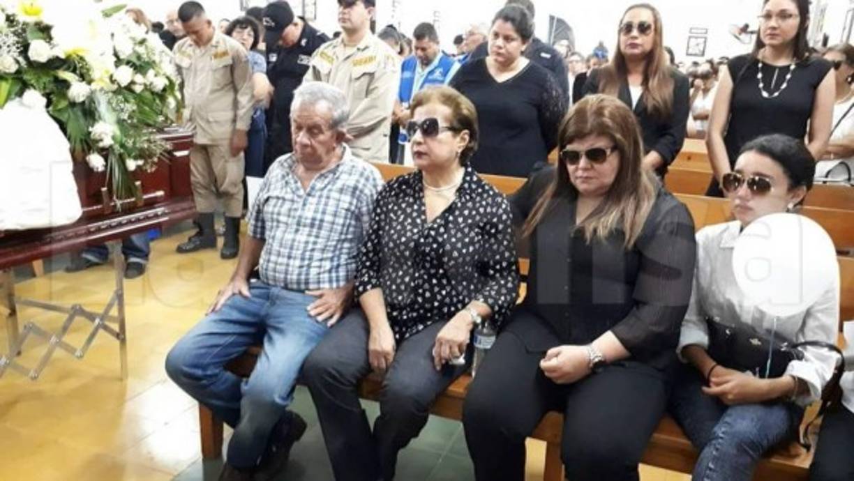 Al lugar del sepelio acudieron líderes del Partido Nacional. Juan José deja cuatro hijos y él es el hijo mayor de la diputada nacionalista Martha Concepción Figueroa de Guevara, más conocida como Chonita.