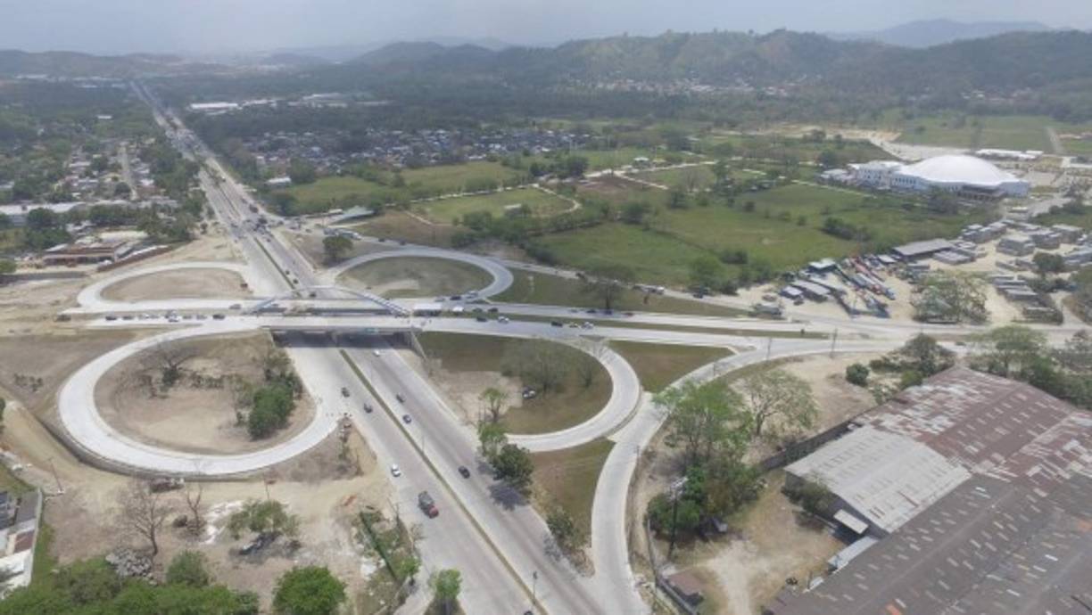 1. 2017, el año del despegue en infraestructura para San Pedro Sula <br/><br/>El 2017 fue un año histórico para la Capital Industrial por la inversión en infraestructura. Algunas obras están terminadas, otras en proceso y varias por comenzar. La ciudad despegó bajo tres modalidades: inversión gubernamental, alianza público-privada con el proyecto San Pedro Sula Siglo 21 y los fondos municipales que generaban los peajes.<br/><br/>La Municipalidad invirtió en lo que va del año 1,200 millones de lempiras, distribuidos en obras pluviales, túneles en construcción, terminación de bulevares y la 27 calle y otros proyectos en ejecución. Entretanto, el Gobierno construyó el bulevar frente a la UTH y comenzó la reubicación de personas que viven en el bordo de río Blanco.<br/>El proyecto San Pedro Siglo 21, la primera alianza público-privada de la ciudad que empuja el Gobierno como aval, construye 24 obras, de las cuales cinco están finalizadas y cinco en construcción. La inversión ronda a la fecha en unos 850 millones de lempiras, explicó el presidente del consorcio San Pedro Sula Siglo 21, William Hall. Una de las insignes es el intercambiador del norte en la salida a Puerto Cortés, igualmente la ampliación del bulevar y los puentes construidos en esta vía, también el puente peatonal frente al Instituto Hondureño de Seguridad Social (Ihss). Estas ya fueron habilitadas y están funcionando, lo que reduce significativamente el tráfico vehicular en la zona. El intercambiador fue habilitado en abril y diariamente pasan por él unos 50,000 carros. Es una estructura tipo trébol. Tiene dos puentes de 60 metros cada uno, cuatro orejas, cuatro ramales, dos rampas de dos carriles cada una. La obra incluyó también un colector de aguas lluvias de 2,137 metros e iluminación led, incluyendo un arco con proyectores parecido al del puente peatonal que construyó el consorcio frente al Seguro Social. <br/><br/>Osmín Bautista, exvicealcalde y miembro de la Cámara Hondureña de la Industria de la Construcción, ha dicho que las alianzas público-privadas empiezan a dar frutos en la ciudad. La Municipalidad está haciendo lo suyo y el acompañamiento del Gobierno con obras, como la culminación del segundo anillo periférico. El alcalde Armando Calidonio dice que la ciudad despegó y está saliendo de un rezago de más de 30 años. En cuatro años se han invertido unos 5,000 millones de lempiras en infraestructura en San Pedro Sula, según informes municipales.