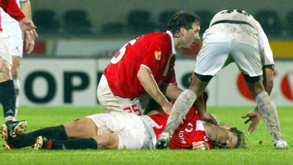 El 25 de enero de 2004, el jugador húngaro del Benfica, Miklós Fehér también nos dejaba, con 24 años, tras perder el conocimiento en campo del Vitoria de Guimaraes, apenas diez minutos antes del final el partido. El delantero se desplomó mientras iba caminando después de ver una cartulina amarilla.