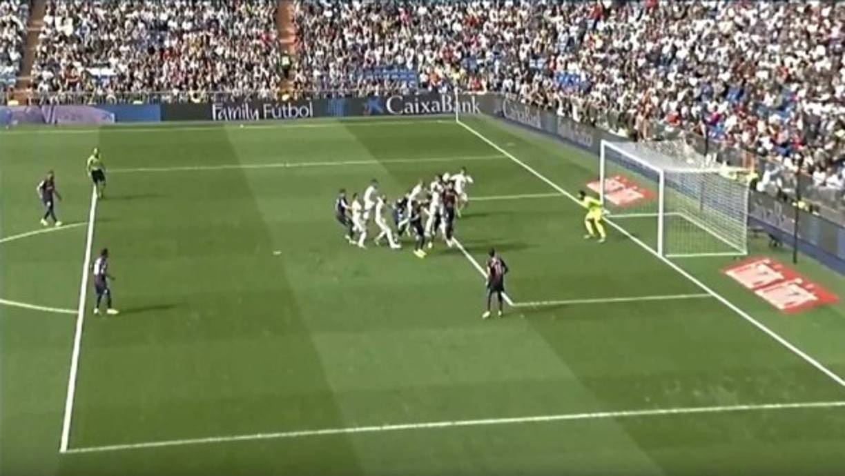 El VAR volvió a aparecer en el partido, esta vez para anular un gol del Real Madrid. En el minuto 17, con 0-2 en el marcador a favor del conjunto levantinista, el árbitro Guillermo Cuadra Fernández invalidó un tanto a Marco Asensio tras la intervención del sistema de videoarbitraje por fuera de juego.