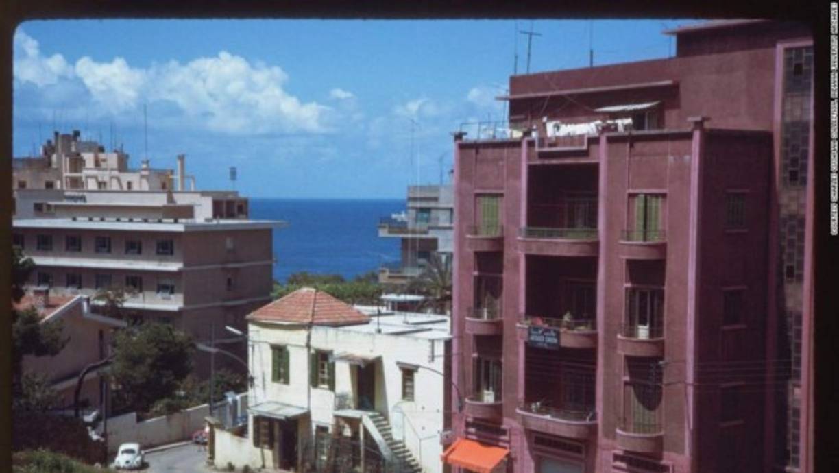La Vieja Beirut, Líbano — Una brutal guerra civil de 15 años, sucesivas batallas con Israel y un amplio desarrollo urbano le han robado a la 'París de Oriente Medio' gran parte de su brillo visual. Una vez conocido por su paisaje otomano y francés y la arquitectura art déco, las autoridades dicen que sólo permanecen 400 de los 1.200 edificios históricos protegidos.
